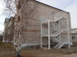 Удобные эвакуационные лестницы и современные двери.