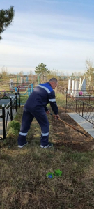 Сотрудники стационарного отделения убирали в местах памяти